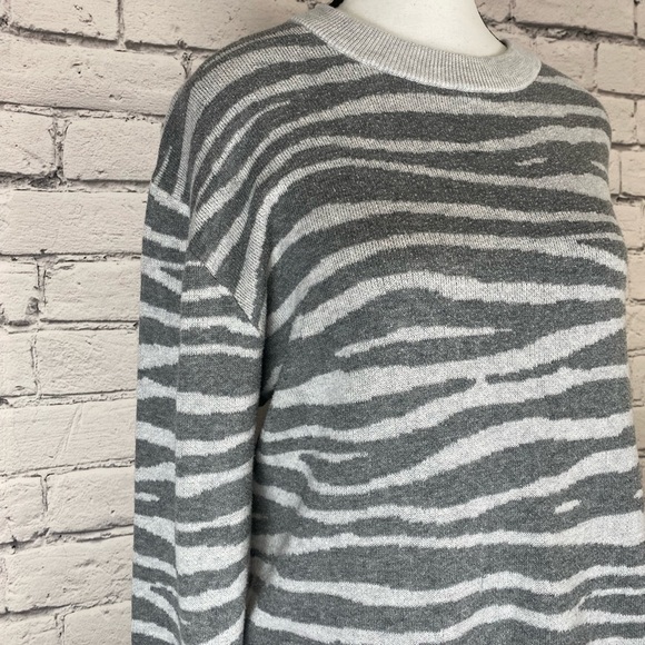 Ava & Viv Gray Animal Print Sweater size 0X - Picture 3 of 9